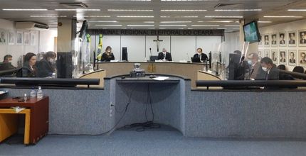 Foto registrada na Sala de Sessões do TRE-CE. Na imagem, ao fundo, os membros do Pleno. Na parte central, o desembargador Inacio de Alencar Cortez Neto. À esquerda do desembargador, o diretor-geral do TRE-CE, Hugo Pereira; o juiz Roberto Viana; o juiz David Sombra; o juiz George Marmelstein, e, à direita do desembargador, a procuradora regional eleitoral Lívia Maria de Sousa, o desembargador Raimundo Nonato Silva Santos, o juiz Eduardo Scorsafava e a juíza Kamile Castro.